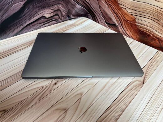 Ультрабук Apple MacBook Pro 16 2019 / 16" (3072x1920) IPS / Intel Core i9-9880H (8 (16) ядер по 2.3 - 4.8 GHz) / 32 GB DDR4 / 1000 GB SSD / AMD Radeon Pro 5500M, 8 GB GDDR6, 128-bit / WebCam / MacOS
