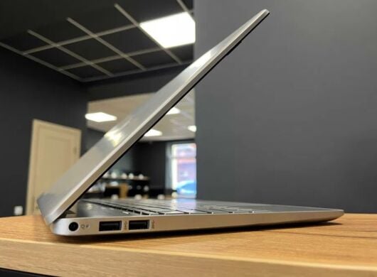 Ультрабук HP 15s-eq2237ng / 15.6" (1920x1080) IPS / AMD Ryzen 3 5300U (4 (8) ядра по 2.6 - 3.8 GHz) / 8 GB DDR4 / 512 GB SSD / AMD Radeon Vega 6 / WebCam / Win 10