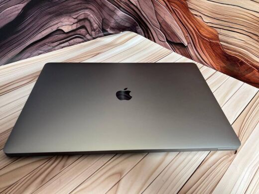 Ультрабук Apple MacBook Pro 16 2019 / 16" (3072x1920) IPS / Intel Core i9-9880H (8 (16) ядер по 2.3 - 4.8 GHz) / 32 GB DDR4 / 1000 GB SSD / AMD Radeon Pro 5500M, 8 GB GDDR6, 128-bit / WebCam / MacOS