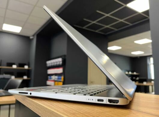 Ультрабук HP 15s-eq2237ng / 15.6" (1920x1080) IPS / AMD Ryzen 3 5300U (4 (8) ядра по 2.6 - 3.8 GHz) / 8 GB DDR4 / 512 GB SSD / AMD Radeon Vega 6 / WebCam / Win 10