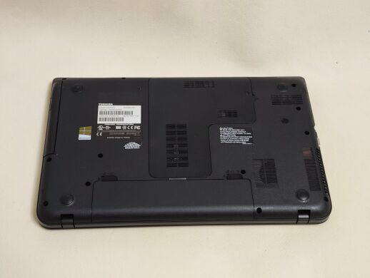 Ноутбук Toshiba Satellite C55 / 15.6" (1366x768) TN / Intel Core i3-3110M (2 (4) ядра по 2.4 GHz) / 8 GB DDR3 / 128 GB SSD / Intel HD Graphics 4000 / WebCam / DVD-ROM