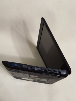 Ноутбук Toshiba Satellite C55 / 15.6" (1366x768) TN / Intel Core i3-3110M (2 (4) ядра по 2.4 GHz) / 8 GB DDR3 / 128 GB SSD / Intel HD Graphics 4000 / WebCam / DVD-ROM