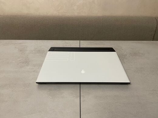Ігровий ноутбук Dell Alienware 15 R3 / 15.6" (3840x2160) OLED / Intel Core i9-10980HK (8 (16) ядер по 2.4 - 5.3 GHz) / 32 GB DDR4 / 512 GB SSD / nVidia GeForce RTX 2080 Super Max-Q, 8 GB GDDR6, 256-bit / WebCam