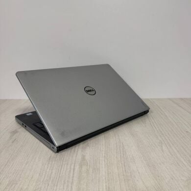 Игровой ноутбук Б-класс Dell Inspiron 5559 / 15.6" (1920x1080) IPS / Intel Core i7-6500U (2 (4) ядра по 2.5 - 3.1 GHz) / 8 GB DDR3 / 256 GB SSD / AMD Radeon R5 M335, 4 GB DDR3, 64-bit
