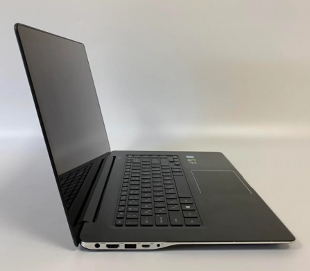 Ігровий ноутбук Samsung NP940Z5L / 15.6" (3840x2160) IPS Touch / Intel Core i7-6700HQ (4 (8) ядра по 2.6 - 3.5 GHz) / 16 GB DDR3 / 256 GB SSD / nVidia GeForce GTX 950M, 2 GB GDDR5, 128-bit / WebCam