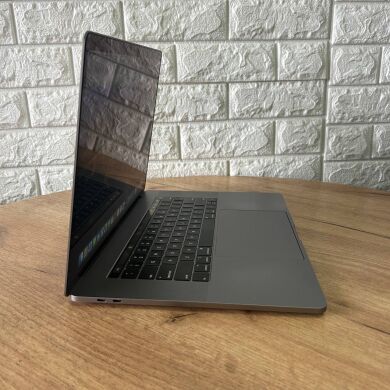 Ноутбук Apple MacBook Pro A1990 2019 / 15.4" (2880x1800) IPS / Intel Core i9-9880H (8 (16) ядер по 2.3 - 4.8 GHz) / 16 GB DDR4 / 512 GB SSD / AMD Radeon Pro 560X, 4 GB GDDR5, 128-bit / WebCam / MacOS Ноутбук Apple MacBook Pro A1990 2019 / 15.4" (2880x1800) IPS / Intel Core i9-9880H (8 (16) ядер по 2.3 - 4.8 GHz) / 16 GB DDR4 / 512 GB SSD / AMD Radeon Pro 560X, 4 GB GDDR5, 128-bit / WebCam / MacOS