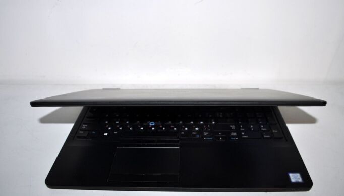 Ноутбук Dell Latitude E5570 / 15.6" (1366x768) TN / Intel Core i5-6200U (2 (4) ядра по 2.3 - 2.8 GHz) / 12 GB DDR4 / 120 GB SSD NEW / Intel HD Graphics 520 / WebCam / HDMI