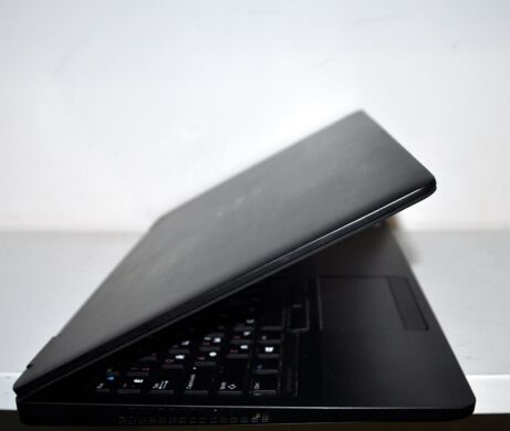 Ноутбук Dell Latitude E5570 / 15.6" (1366x768) TN / Intel Core i5-6200U (2 (4) ядра по 2.3 - 2.8 GHz) / 12 GB DDR4 / 120 GB SSD NEW / Intel HD Graphics 520 / WebCam / HDMI