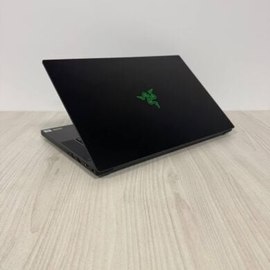 Ігровий ноутбук Razer Blade 15 RZ09-0369 / 15.6" (1920x1080) IPS / Intel Core i7-10750H (6 (12) ядер по 2.6 - 5.0 GHz) / 16 GB DDR4 / 512 GB SSD NVMe / nVidia GeForce RTX 3070, 6 GB GDDR6, 256-bit / WebCam