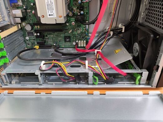 Ігровий ПК Fujitsu Esprimo P720 E90+ Tower / Intel Core i5-4590 (4 ядра по 3.3 - 3.7 GHz) / 16 GB DDR3 / 240 GB SSD / nVidia GeForce GTX 650, 1 GB GDDR5, 128-bit / 280W / HDMI