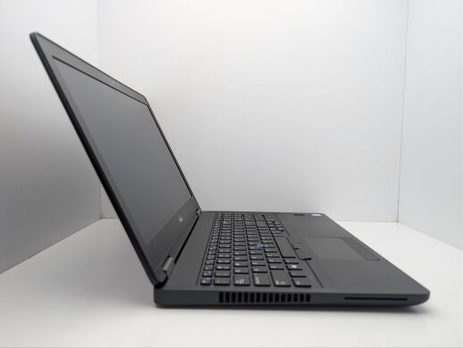 Ноутбук Б-клас Dell Latitude E5570 / 15.6" (1920x1080) IPS / Intel Core i7-6820HQ (4 (8) ядра по 2.7 - 3.6 GHz) / 8 GB DDR4 / 256 GB SSD M.2 / AMD Radeon R7 M370, 2 GB GDDR5, 128-bit / WebCam