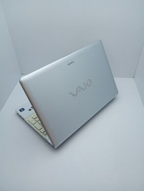 Ноутбук Sony VPC EB4E1R / 15.6" (1366x768) TN / Intel Core i3-380M (2 (4) ядра по 2.5 GHz) / 6 GB DDR3 / 120 GB SSD / Intel Graphics / WebCam