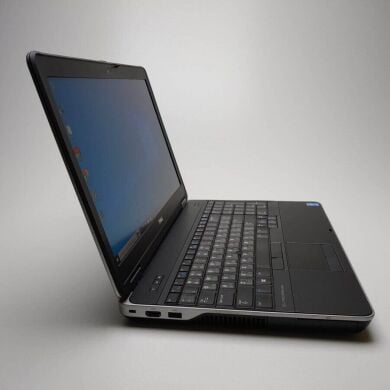 Мобільна робоча станція Dell Precision M2800 / 15.6" (1920x1080) IPS / Intel Core i7-4810MQ (4 (8) ядра по 2.8 - 3.8 GHz) / 8 GB DDR3 / 240 GB SSD / AMD FirePro W4170M, 2 GB GDDR5, 128-bit / WebCam / DVD-ROM / Win 10 Pro