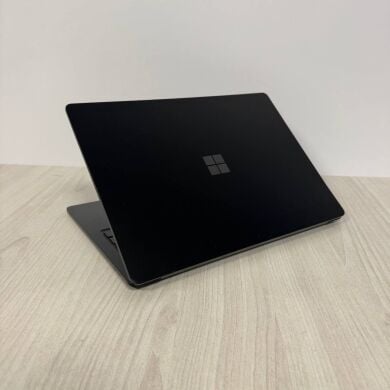 Ультрабук Б-клас Microsoft Surface Laptop 4 / 13.5" (2256x1504) IPS Touch / AMD Ryzen 5 4680U (6 (12) ядер по 2.2 - 4.0 GHz) / 16 GB DDR4 / 256 GB SSD NVMe / AMD Radeon RX Vega 7 Graphics / WebCam