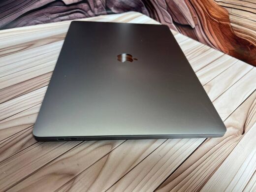 Ультрабук Б-клас Apple MacBook Pro 16 A2141 2019 / 16" (3072x1920) IPS / Intel Core i7-9750H (6 (12) ядер по 2.6 - 4.5 GHz) / 32 GB DDR4 / 500 GB SSD / AMD Radeon Pro 5300M, 4 GB GDDR6, 128-bit / WebCam / MacOS Ультрабук Б-клас Apple MacBook Pro 16 A2141 2019 / 16" (3072x1920) IPS / Intel Core i7-9750H (6 (12) ядер по 2.6 - 4.5 GHz) / 32 GB DDR4 / 500 GB SSD / AMD Radeon Pro 5300M, 4 GB GDDR6, 128-bit / WebCam / MacOS