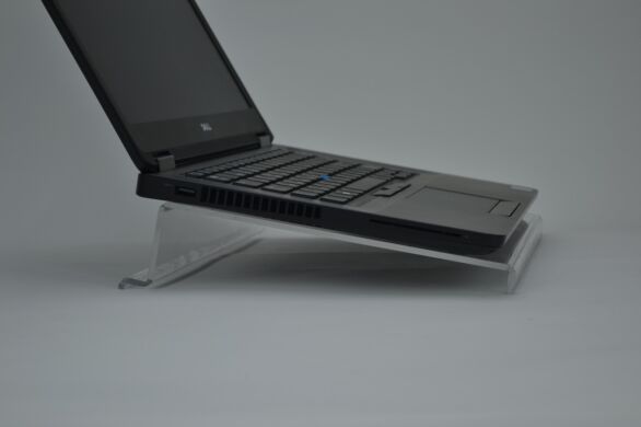 Dell Latitude E5470 / 14" (1920x1080) IPS / Intel Core i3-6100U (2 (4) ядра по 2.3 GHz) / 8 GB DDR4 / 128 GB SSD / WebCam / USB 3.0 / HDMI