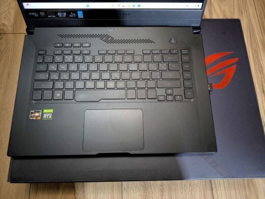 Игровой ноутбук Б-класс Asus ROG Zephyrus G15 GA502I / 15.6" (1920x1080) IPS / AMD Razen 7 4800H (8 (16) ядер по 2.9 - 4.2 GHz) / 16 GB DDR4 / 512 GB SSD M.2 / nVidia GeForce RTX 2060 Max-Q, 6 GB GDDR6, 192-bit / WebCam 