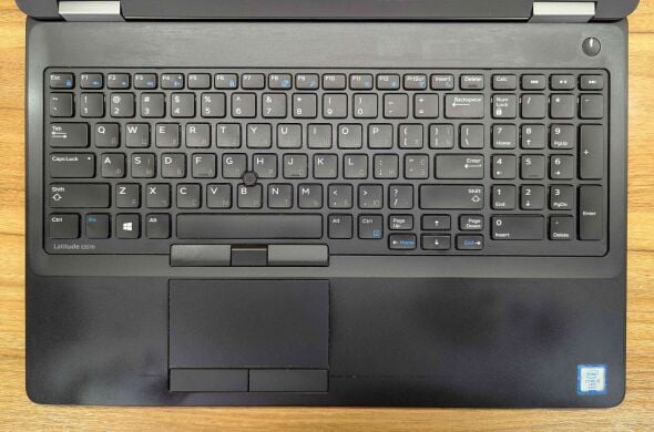 Ноутбук Dell Latitude E5570 / 15.6" (1920x1080) IPS Touch / Intel Core i5-6300U (2 (4) ядра по 2.4 - 3.0 GHz) / 8 GB DDR4 / 256 GB SSD / AMD Radeon R7 M360, 2 GB DDR3, 64-bit / WebCam / VGA / Windows 10