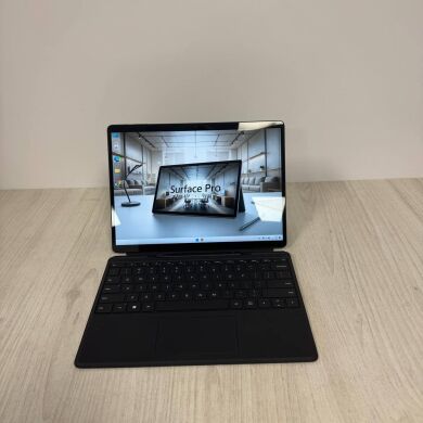 Планшет Microsoft Surface Pro 9 / 13" (2880x1920) IPS Touch / Intel Core i5-1235U (10 (12) ядер по 1.3 - 4.4 GHz) / 8 GB DDR3 / 256 GB SSD / Intel Iris Xe Graphics / WebCam
