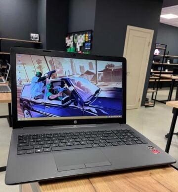 Ультрабук HP 255 G7 / 15.6" (1366x768) TN / AMD Ryzen 3 2200U (2 (4) ядра по 2.5 - 3.4 GHz) / 8 GB DDR4 / 128 GB SSD / AMD Radeon Vega 3 / WebCam / DVD-ROM / Win 10 Pro