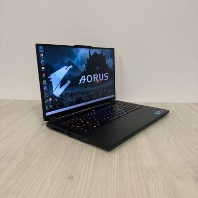 Ігровий ноутбук Б-клас Gigabyte Aorus 17 YE5 / 17.3" (1920x1080) IPS / Intel Core i7-12700H (14 (20) ядер по 3.5 - 4.7 GHz) / 32 GB DDR5 / 1000 GB SSD NVMe / nVidia GeForce RTX 3080 Ti, 16 GB GDDR6, 256-bit / WebCam