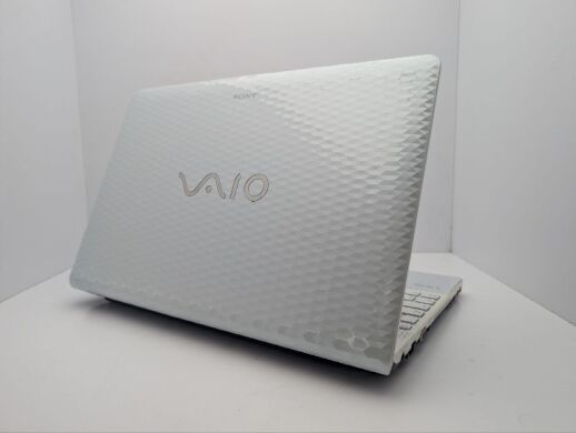 Ноутбук Sony VPC-EH / 15.6" (1366x768) TN / Intel Core i3-2350M (2 (4) ядра по 2.3 GHz) / 6 GB DDR3 / 640 GB HDD / nVidia GeForce 410M, 1 GB GDDR3, 64-bit / WebCam