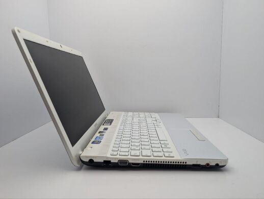 Ноутбук Sony VPC-EH / 15.6" (1366x768) TN / Intel Core i3-2350M (2 (4) ядра по 2.3 GHz) / 6 GB DDR3 / 640 GB HDD / nVidia GeForce 410M, 1 GB GDDR3, 64-bit / WebCam