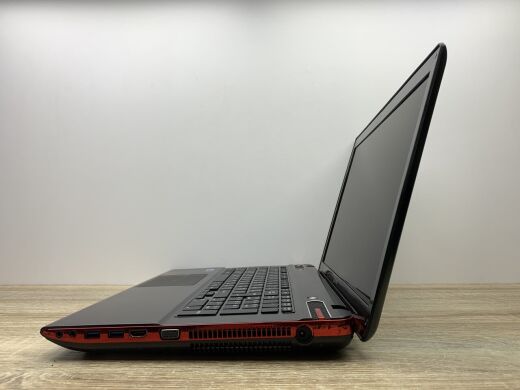 Ноутбук Б-клас Toshiba Qosmio X870-140 / 17.3" (1920x1080) TN / Intel Core i7-3630QM (4 (8) ядра по 2.4 - 3.4 GHz) / 16 GB DDR3 / 240 GB SSD / nVidia GeForce GTX 670M, 3 GB GDDR5, 192-bit / WebCam / DVD-ROM