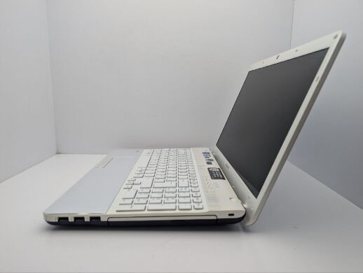 Ноутбук Sony VPC-EH / 15.6" (1366x768) TN / Intel Core i3-2350M (2 (4) ядра по 2.3 GHz) / 6 GB DDR3 / 640 GB HDD / nVidia GeForce 410M, 1 GB GDDR3, 64-bit / WebCam