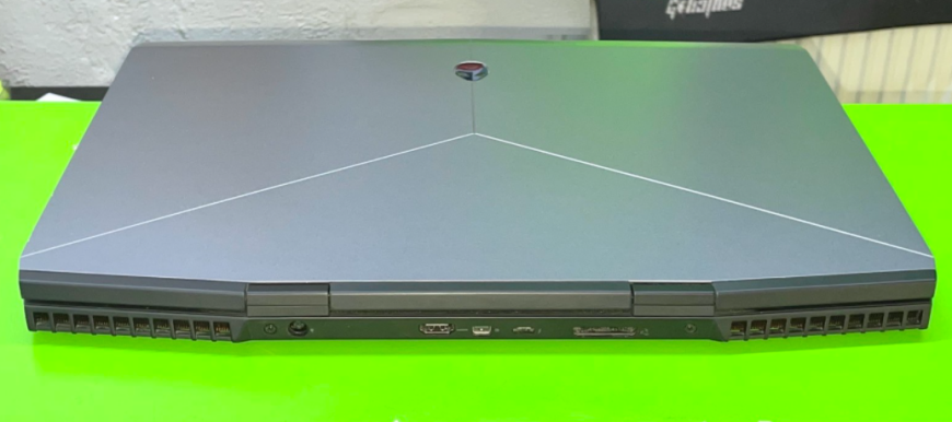 Ігровий ноутбук Dell Alienware M17 / 17.3" (1920x1080) WVA LED / Intel Core i7-8750H (6 (12) ядер 2.2 - 4.1 GHz) / 32 GB DDR4 / 256 GB SSD / nVidia GeForce RTX 2060, 6 GB GDDR6, 192- bit / WebCam / USB 3.1 / HDMI Ігровий ноутбук Dell Alienware M17 / 17.3" (1920x1080) WVA LED / Intel Core i7-8750H (6 (12) ядер 2.2 - 4.1 GHz) / 32 GB DDR4 / 256 GB SSD / nVidia GeForce RTX 2060, 6 GB GDDR6, 192- bit / WebCam / USB 3.1 / HDMI