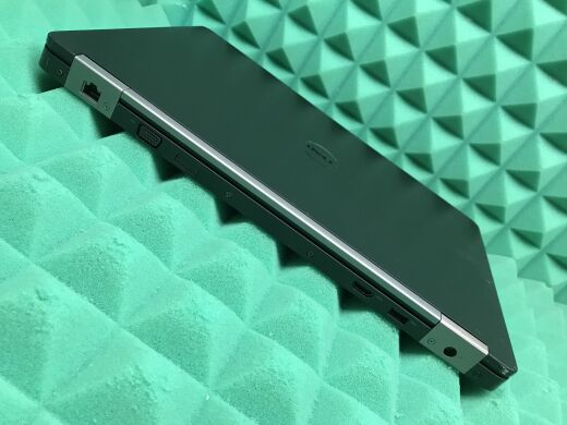 Игровой ноутбук Dell Latitude E5570 / 15.6" (1920x1080) IPS / Intel Core i7-6820HQ (4 (8) ядра по 2.7 - 3.6 GHz) / 16 GB DDR4 / 256 GB SSD M.2 / AMD Radeon R7 M370, 2 GB GDDR5, 128-bit / WebCam / Fingerprint / HDMI / Windows 10 лицензия