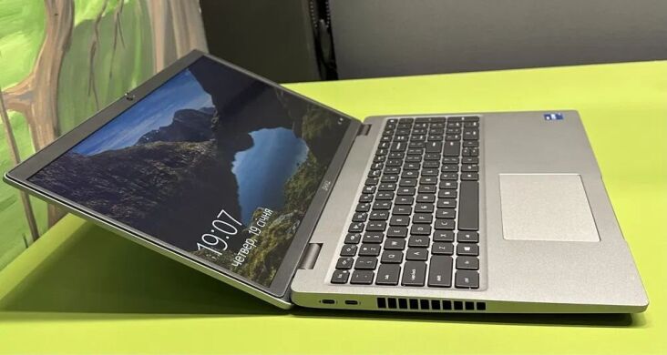 Мобільна робоча станція Dell Precision 3560 / 15.6" (1920x1080) IPS / Intel Core i7-1165G7 (4 (8) ядра по 2.8 - 4.7 GHz) / 16 GB DDR4 / 256 GB SSD M.2 / nVidia Quadro T500, 2 GB GDDR5, 64-bit / WebCam