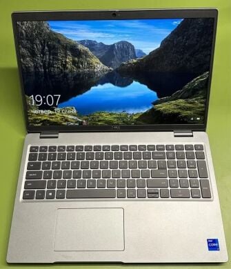 Мобільна робоча станція Dell Precision 3560 / 15.6" (1920x1080) IPS / Intel Core i7-1165G7 (4 (8) ядра по 2.8 - 4.7 GHz) / 16 GB DDR4 / 256 GB SSD M.2 / nVidia Quadro T500, 2 GB GDDR5, 64-bit / WebCam