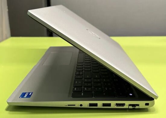 Мобільна робоча станція Dell Precision 3560 / 15.6" (1920x1080) IPS / Intel Core i7-1165G7 (4 (8) ядра по 2.8 - 4.7 GHz) / 16 GB DDR4 / 256 GB SSD M.2 / nVidia Quadro T500, 2 GB GDDR5, 64-bit / WebCam