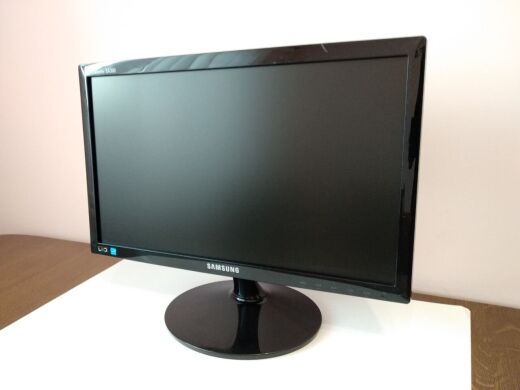 Монітор Samsung S19A300N / 18.5" (1366x768) TN / VGA + Блок живлення