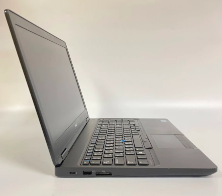 Рабочая станция Б-класс Dell Precision 3520 / 15.6" (1920x1080) TN / Intel Core i5-7440HQ (4 ядра по 2.8 - 3.8 GHz) / 16 GB DDR4 / 512 GB SSD / nVidia Quadro M620, 2 GB GDDR5, 128-bit / WebCam + Беспроводная мышка Рабочая станция Б-класс Dell Precision 3520 / 15.6" (1920x1080) TN / Intel Core i5-7440HQ (4 ядра по 2.8 - 3.8 GHz) / 16 GB DDR4 / 512 GB SSD / nVidia Quadro M620, 2 GB GDDR5, 128-bit / WebCam + Беспроводная мышка