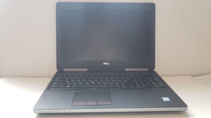 Мобильная рабочая станция Б-класс Dell Precision 7520 / 15.6" (3840x2160) IPS / Intel Xeon E3-1505M v6 (4 (8) ядра по 3.0 - 4.0 GHz) / 32 GB DDR4 / 128 GB SSD + 500 GB SSD / nVidia Quadro M2200, 4 GB GDDR5, 128-bit / WebCam