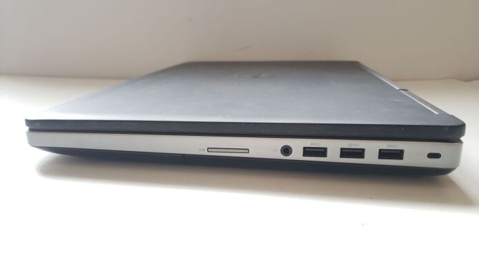 Мобильная рабочая станция Б-класс Dell Precision 7520 / 15.6" (3840x2160) IPS / Intel Xeon E3-1505M v6 (4 (8) ядра по 3.0 - 4.0 GHz) / 32 GB DDR4 / 128 GB SSD + 500 GB SSD / nVidia Quadro M2200, 4 GB GDDR5, 128-bit / WebCam