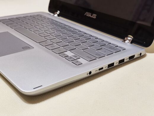 Ноутбук-трансформер Asus Q304UAK 2-in-1 / 13.3" (1920x1080) IPS Touch / Intel Core i5-7200U (2 (4) ядер по 2.5 - 3.1 GHz) / 8 GB DDR4 / 256 GB SSD / Intel HD Graphics 620 / WebCam