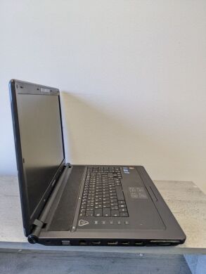 Ноутбук Б-класс Medion Akoya P8614 / 18.4" (1680 x 945) TN / Intel Core i3-370M (2 (4) ядра по 2.4 GHz) / 6 GB DDR3 / 640 GB HDD / ATI Radeon HD 4650, 1GB / WebCam / DVD-ROM