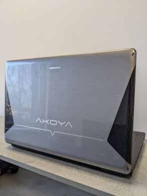 Ноутбук Б-класс Medion Akoya P8614 / 18.4" (1680 x 945) TN / Intel Core i3-370M (2 (4) ядра по 2.4 GHz) / 6 GB DDR3 / 640 GB HDD / ATI Radeon HD 4650, 1GB / WebCam / DVD-ROM