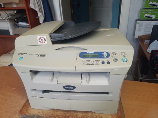 МФУ Brother DCP-7025R / Лазерная монохромная печать / 1200x1200 dpi / A4 / 20 стр/мин / USB 2.0, LPT