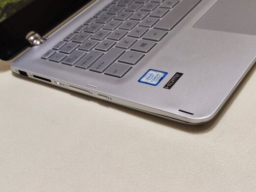 Ноутбук-трансформер Asus Q304UAK 2-in-1 / 13.3" (1920x1080) IPS Touch / Intel Core i5-7200U (2 (4) ядер по 2.5 - 3.1 GHz) / 8 GB DDR4 / 256 GB SSD / Intel HD Graphics 620 / WebCam