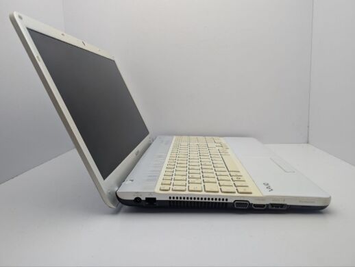 Ноутбук Sony VPC EB3E1E / 15.6" (1366x768) TN / Intel Pentium P6100 (2 ядра по 2.0 GHz) / 6 GB DDR3 / 500 GB HDD / Intel HD Graphics 500 / WebCam / DVD-ROM