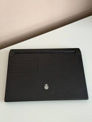 Игровой ноутбук Б-класс Dell Alienware m15 R5 / 15.6" (1920x1080) IPS / AMD Ryzen 9 5900HX (8 (16) ядер по 3.3 - 4.6 GHz) / 16 GB DDR4 / 1000 GB SSD NVMe / nVidia GeForce RTX 3070, 8 GB GDDR6, 256-bit / WebCam / Windows 