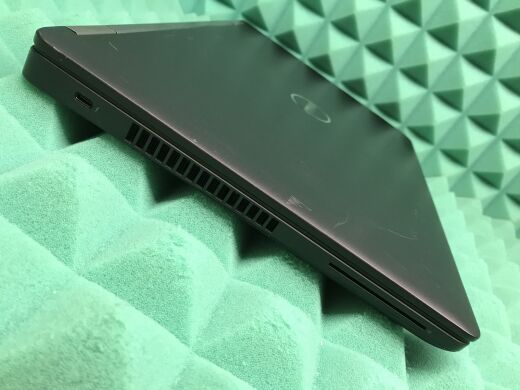 Игровой ноутбук Dell Latitude E5570 / 15.6" (1920x1080) IPS / Intel Core i7-6820HQ (4 (8) ядра по 2.7 - 3.6 GHz) / 16 GB DDR4 / 120 GB SSD M.2 + 500 GB HDD / AMD Radeon R7 M370, 2 GB GDDR5, 128-bit / WebCam / Fingerprint / Windows 10 лицензия