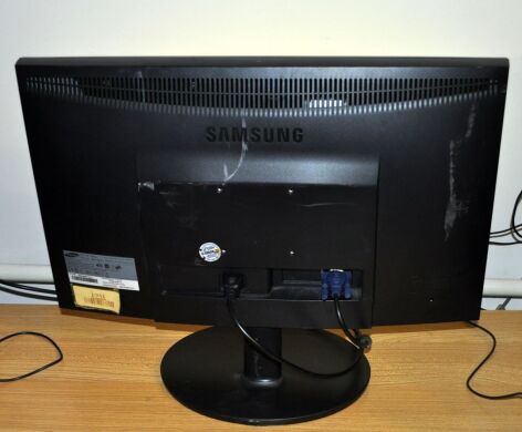 Монитор Б-класс Samsung SyncMaster E2220N / 22" (1920x1080) TN / VGA / VESA 75x75 + Кабели подключения