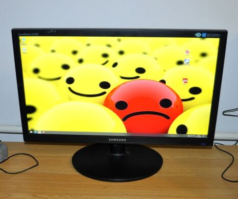 Монитор Б-класс Samsung SyncMaster E2220N / 22" (1920x1080) TN / VGA / VESA 75x75 + Кабели подключения