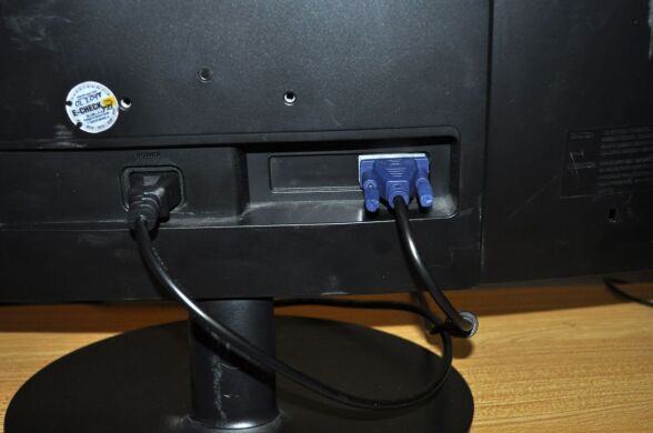 Монитор Б-класс Samsung SyncMaster E2220N / 22" (1920x1080) TN / VGA / VESA 75x75 + Кабели подключения