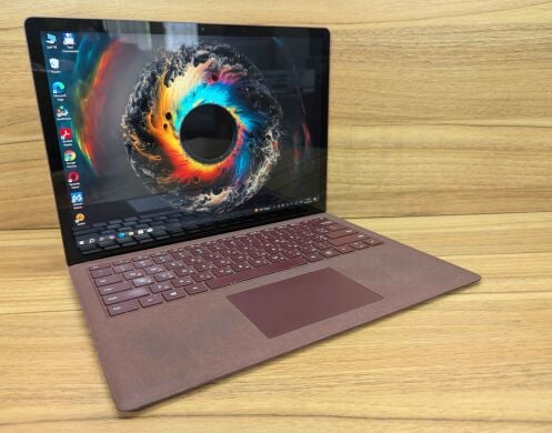 Ноутбук Б-класс Microsoft Surface Laptop 1769 / 13.5" (2256x1504) IPS / Intel Core i7-7660U (2 (4) ядра по 2.5 - 4.0 GHz) / 16 GB DDR3 / 512 GB SSD / Intel Iris Plus Graphics 640 / Windows 10